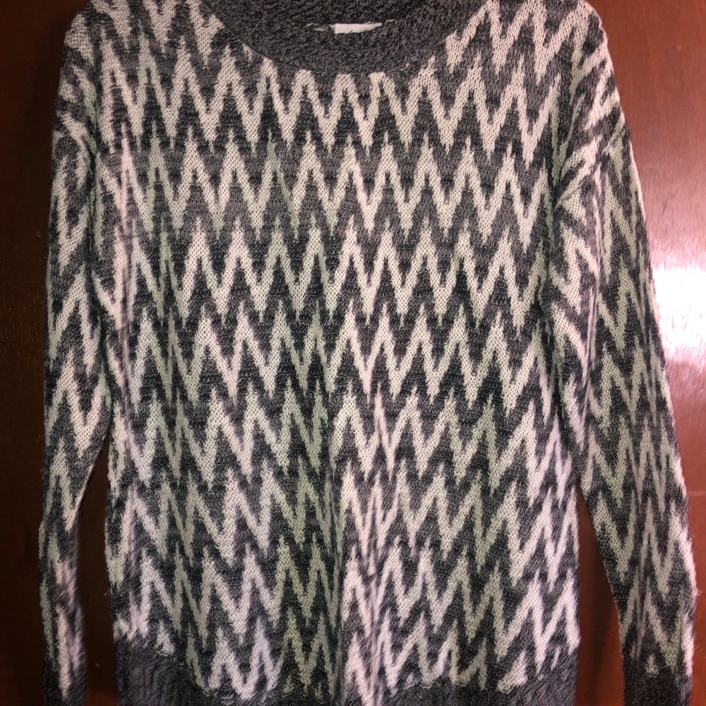 Grey & White knitted sweater